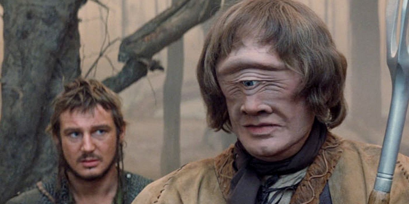 Liam Neeson como Kegan y Bernard Bresslaw como Rell el Cyclops en Krull-1