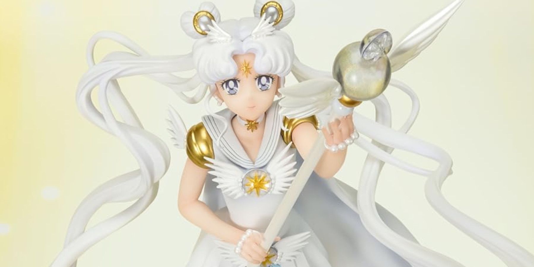 Pretty Guardian Sailor Moon Cosmos The Movie - Sailor Cosmos -La Oscuridad Llama a la Luz, y la Luz Invoca la Oscuridad- estatua mostrando a Sailor Cosmos apuntando su varita al cielo.