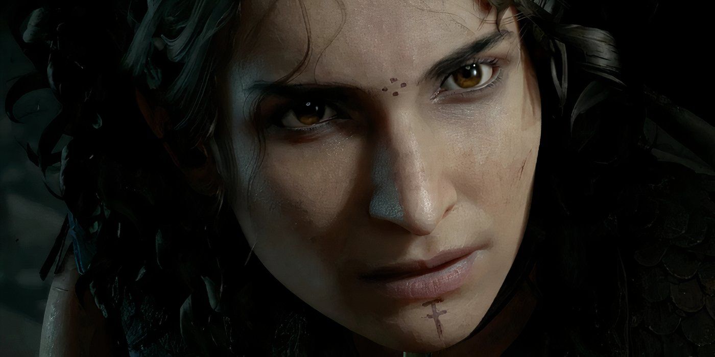 Una mujer con pequeños tatuajes en su cara