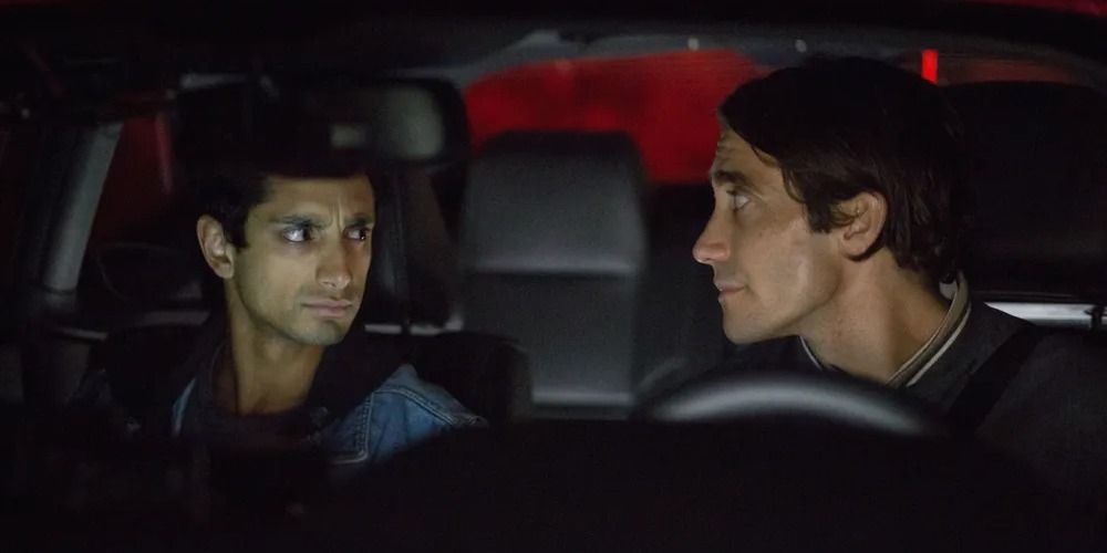 Rice Ahmed y Jake Gyllenhaal en Nightcrawler