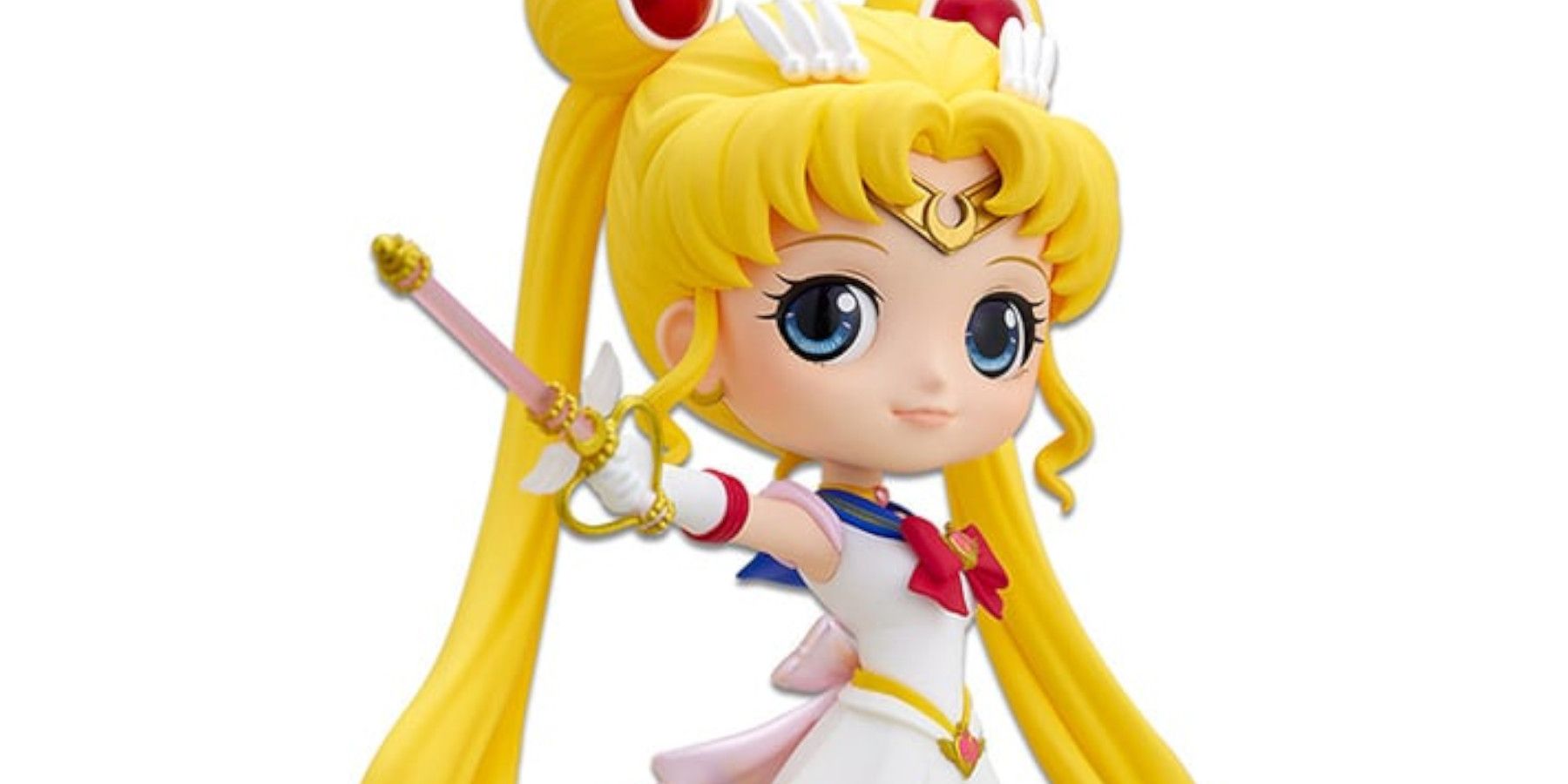 Sailor Moon Eterna Q Posket Super Sailor Moon (Ver. Kaleidoscopio) mostrando a Usagi blandiendo el Kaleidoscopio Lunar.