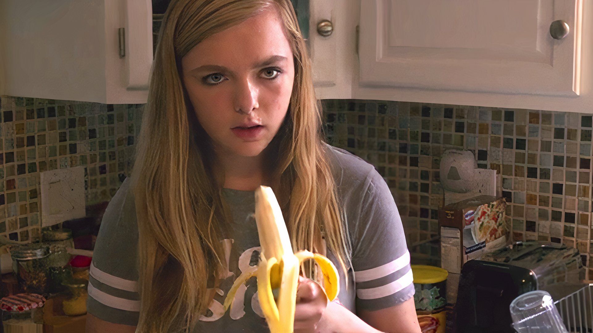 Kayla na cena da banana em Eighth Grade