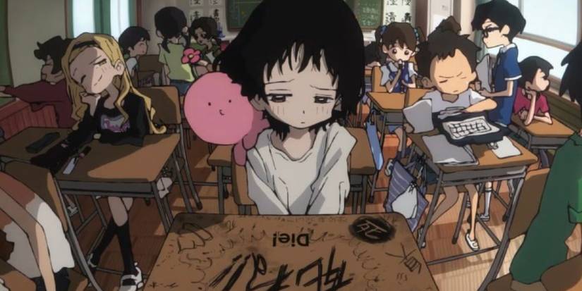 Shizuka dari anime Original Sin Takopi di sekolah dengan grafiti di meja.