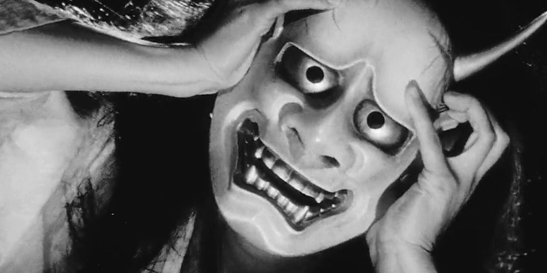 Una mujer usa una máscara en Onibaba.
