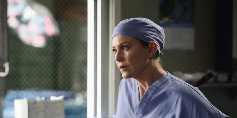 Meredith Grey (Ellen Pompeo) stands in an operating room in Grey's Anatomy.
