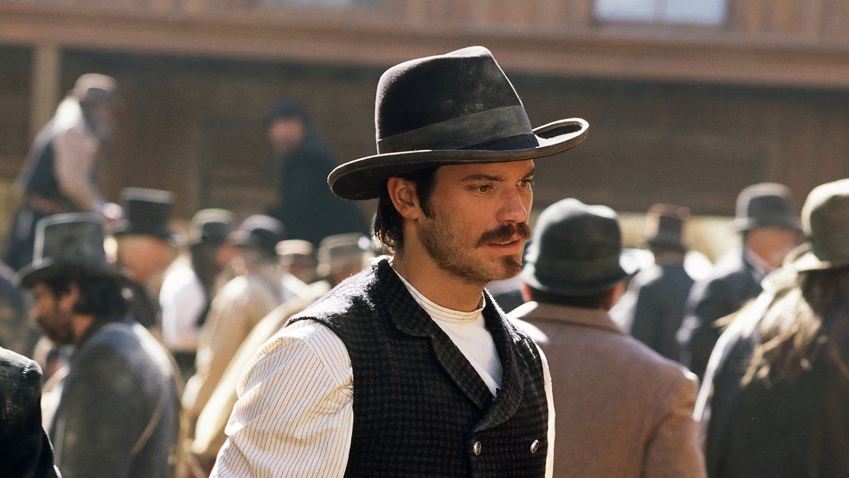 Seth Bullock becomes the law in Deadwood.