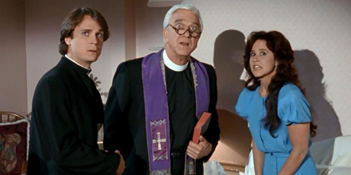 El padre Jedediah Mayii (Leslie Nielsen), el padre Luke Brophy (Anthony Starke) y Nancy Aglet (Linda Blair) parecen estar asustados de recuperar la posesión.