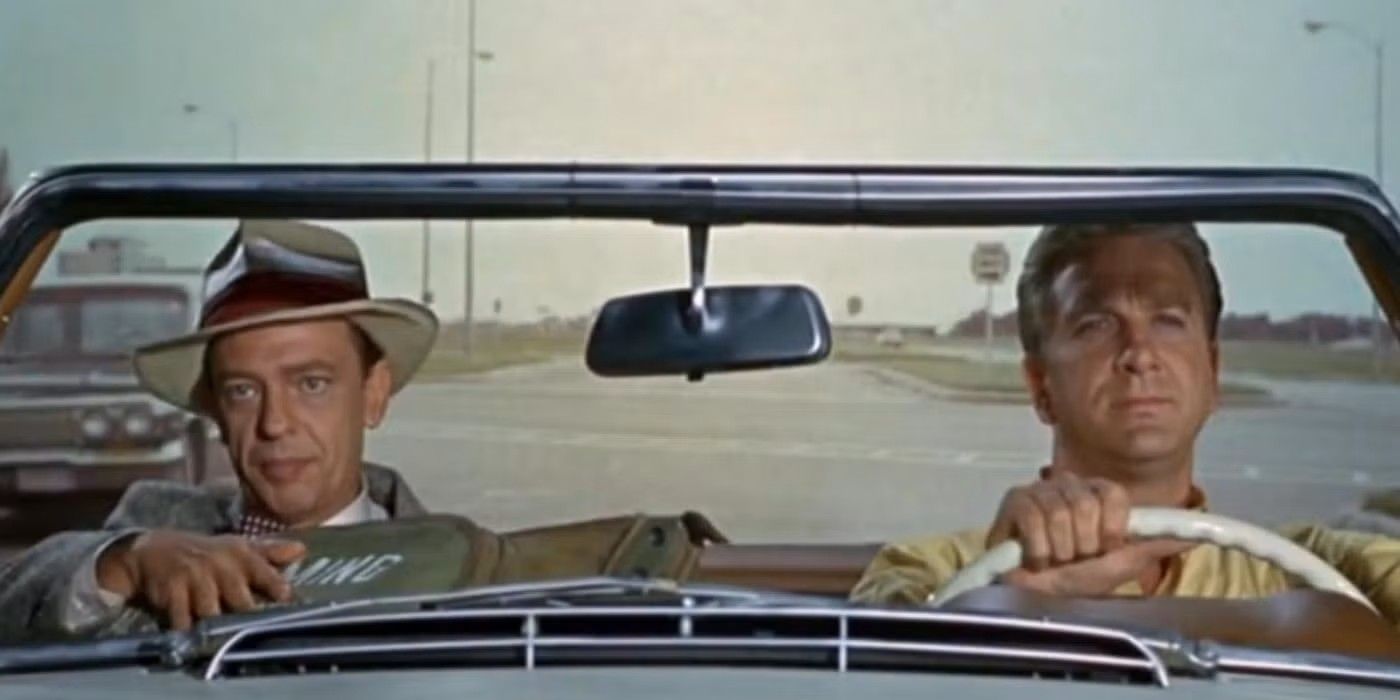 Roy Fleming (Don Knotts) y el mayor Fred Gifford (Leslie Nielsen) suben en un automóvil en el reacio astronauta.