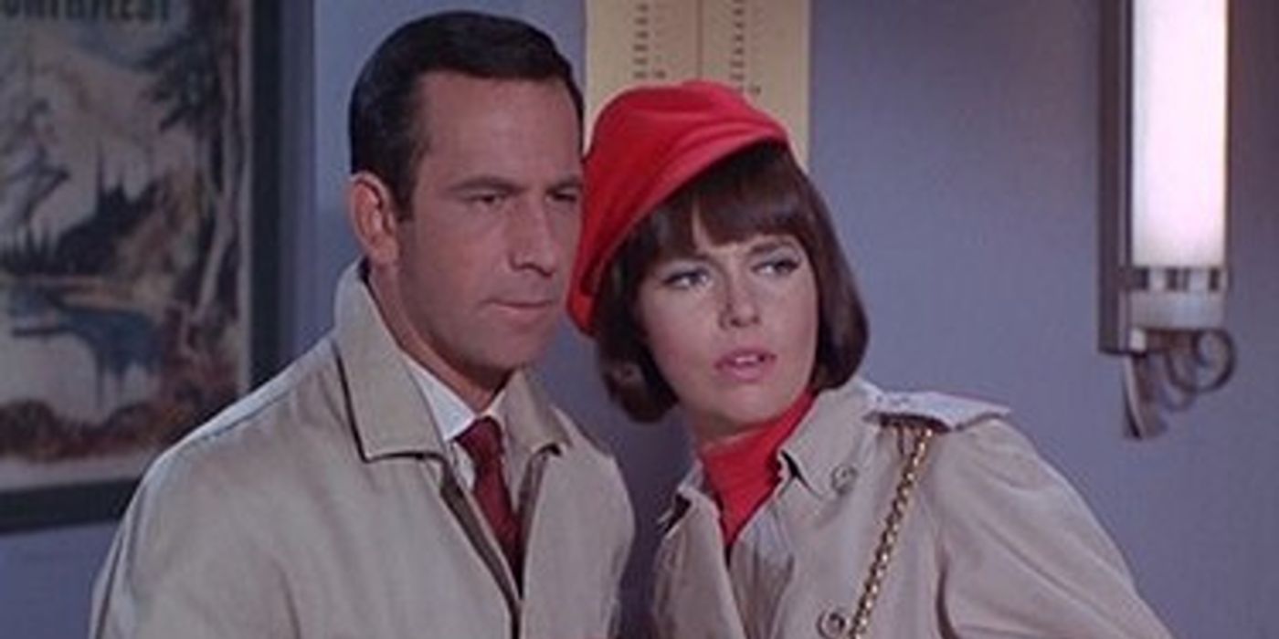 Don Adams como Maxwell "Máximo" Inteligente o agente 86 y Barbara Feldon como agente 99 de la serie de televisión se vuelve inteligente