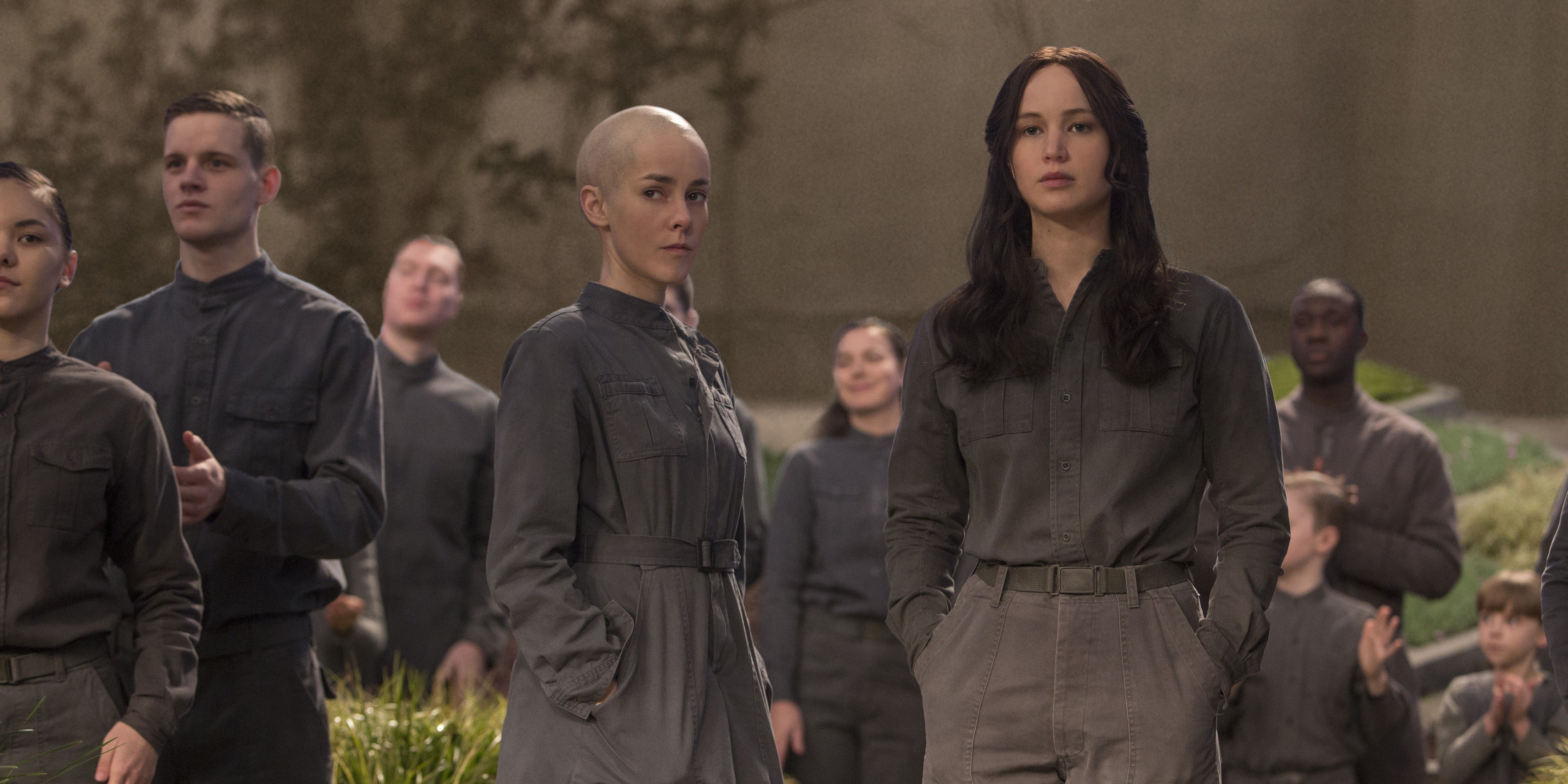 Johanna Mason (Jena Malone) and Katniss Everdeen (Jennifer Lawrence) in the district 13 in The Hunger Games: Mockingjay - Part 2.