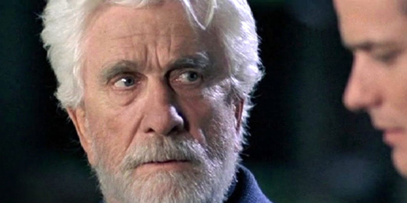 Leslie Nielsen como Gordon Cutter mira a su hijo en hombres con escobas