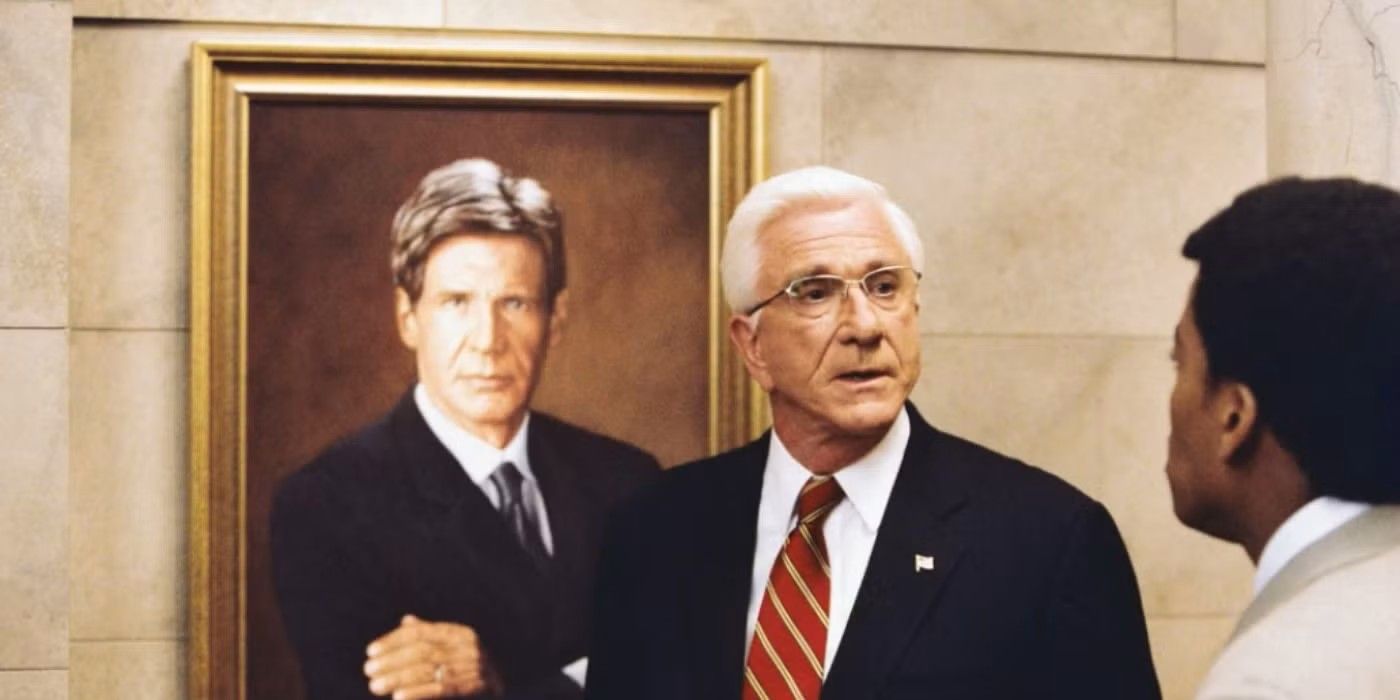 El presidente Baxter Harris (Leslie Nielsen) se encuentra frente a un retrato en la película de miedo 3.
