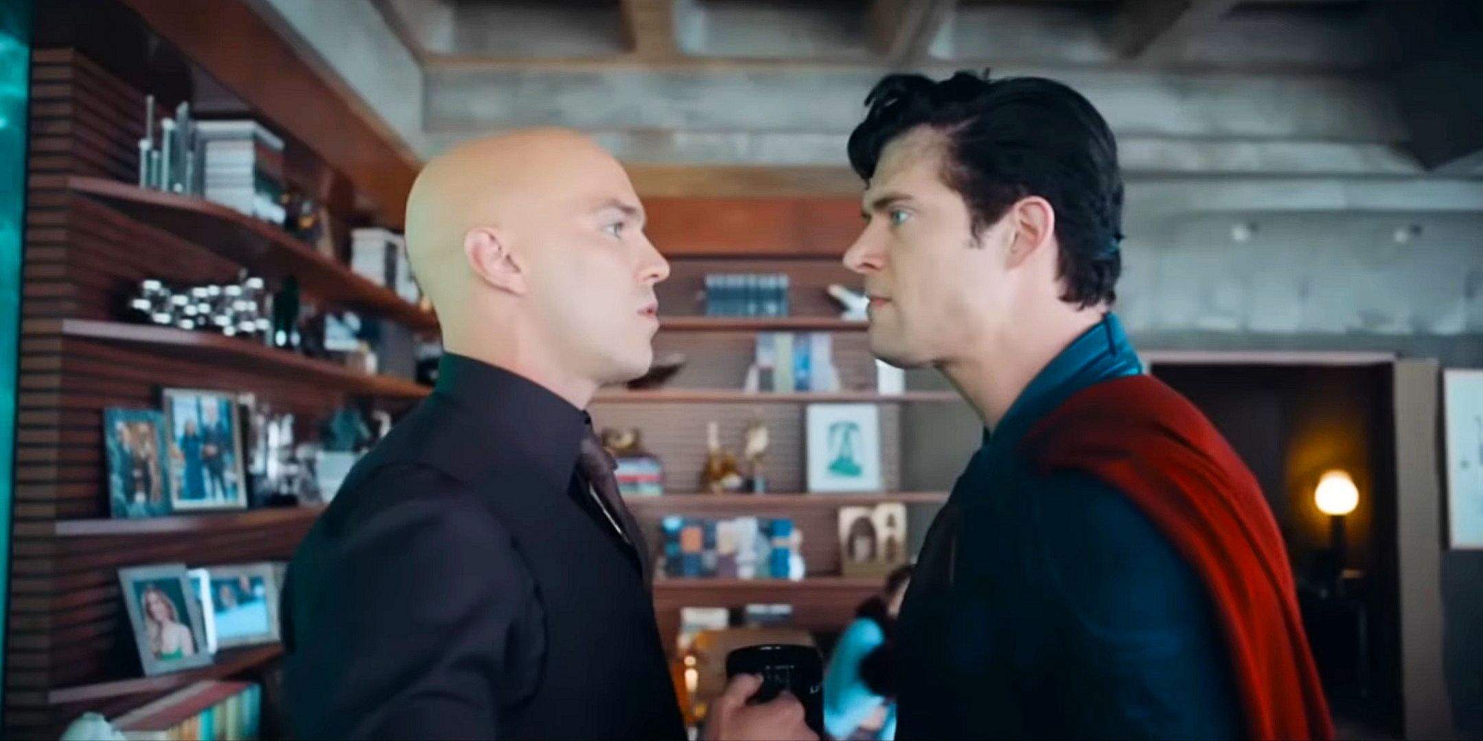 Lex Luthor dan Superman saling berhadapan di profil kantor Lex, dipenuhi foto dan penghargaan di rak