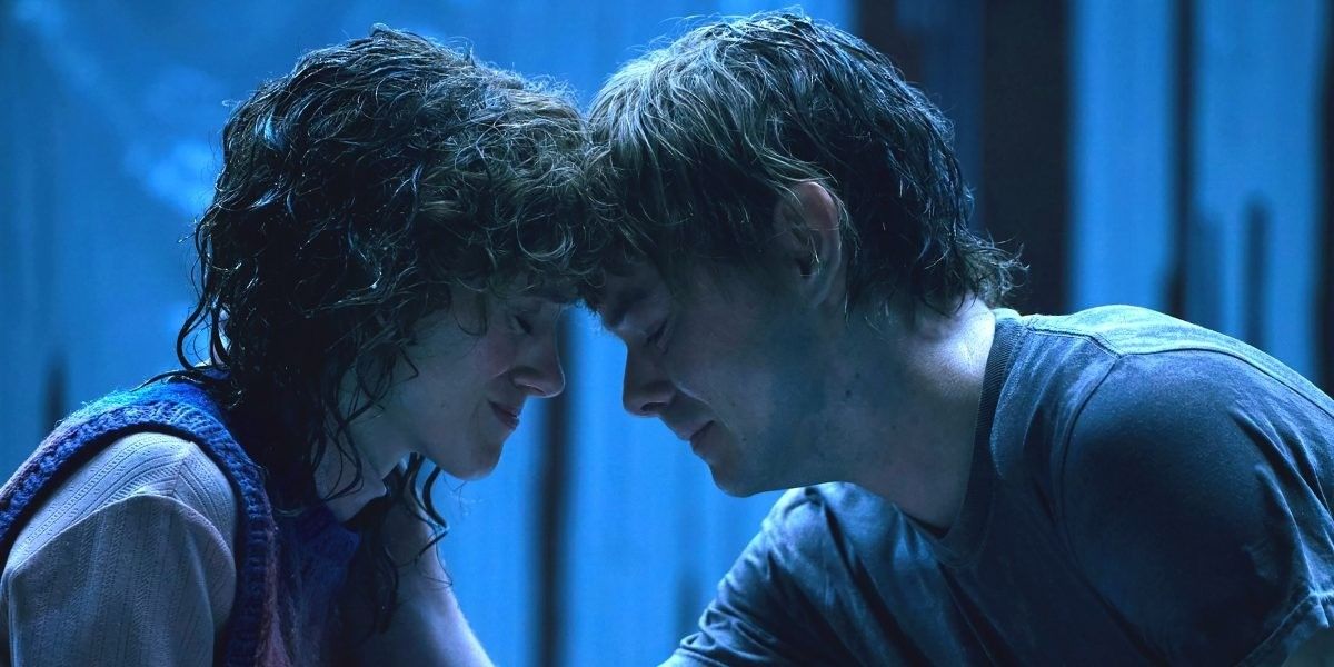 Nancy Wheeler (Natalia Dyer) y Jonathan Byers (Charlie Heaton) más arriba de la temporada 5 de Stranger Things.