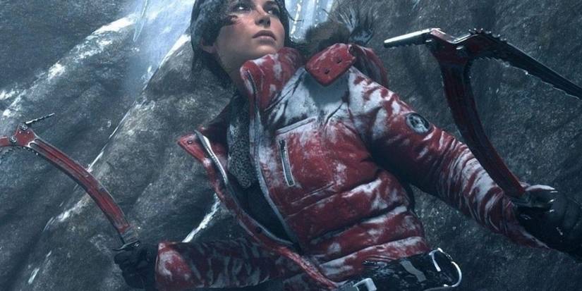 Lara is dressed for freezing time and holding climbing equipment in Rise of the Tomb Raider.