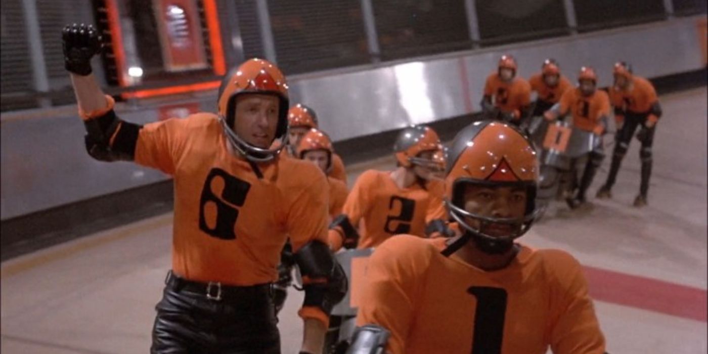 James Caan como Jonathan E. jugando al rollerball con su equipo de la película Rollerball (1975)
