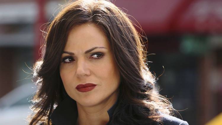 Regina Mills (Lana Parilla) é a prefeita da pequena cidade de Storybrooke em Once Upon a Time