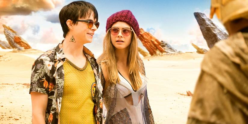 Valerian and Laureline speak to someone in a desert in Valerian and the city of a thousand planets (2017)