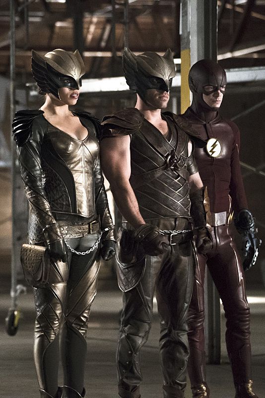 New Flash Arrow Crossover Photos Are The Stuff Of Legends