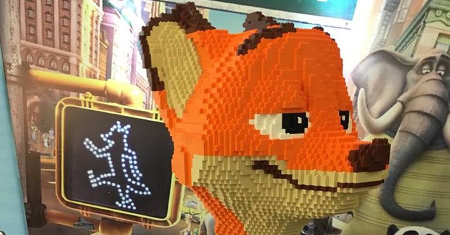 Pind Thorns sensor Kid destroys $15,000 LEGO sculpture an hour after its debut