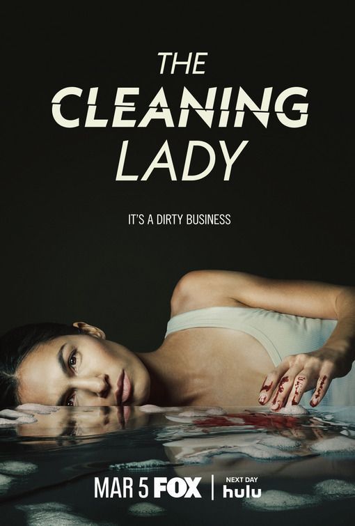 Thony (Elodie Yung) está acostada de lado y tiene una mano ensangrentada en la portada de The Cleaning Lady.