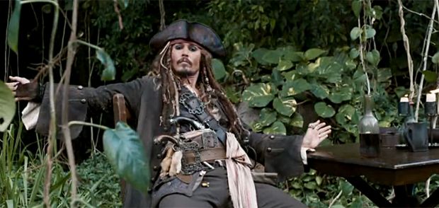 Jack Sparrow (Johnny Depp) está descansando em uma cadeira em Piratas do Caribe.