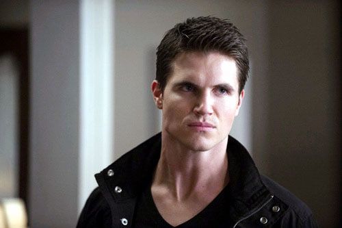 'tomorrow People's' Robbie Amell On 'telling The Story Our Fans Want To 