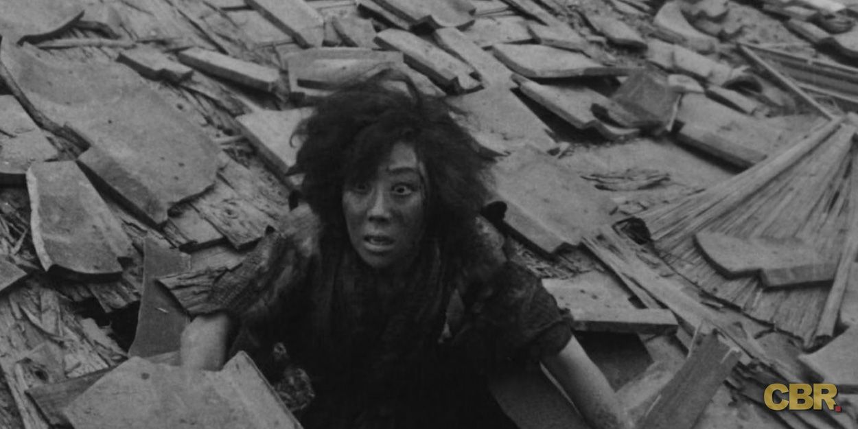 Imagens emprestadas de Hiroshima, de Hideo Sekigawa, mostram uma mulher escapando dos escombros em Hiroshima Mon Amour.