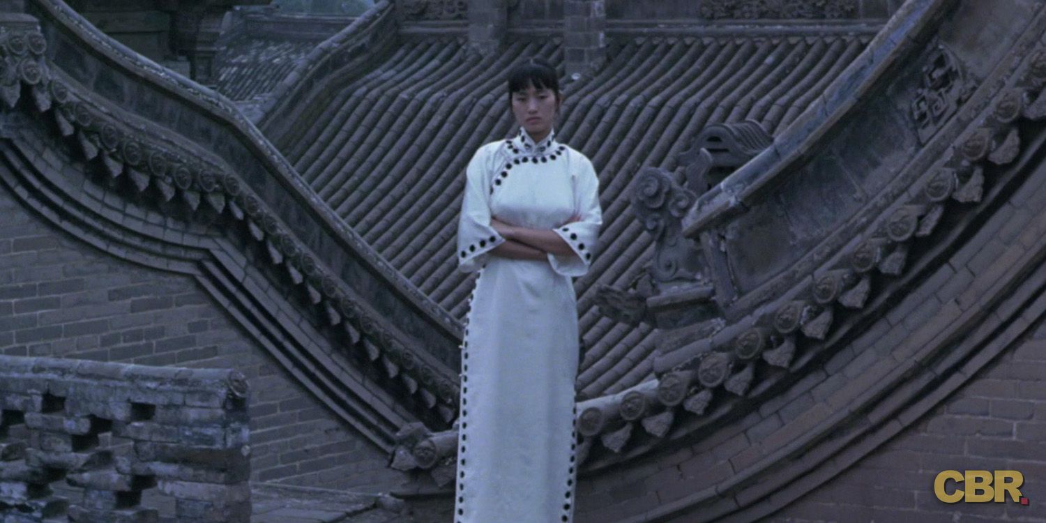 Sònglián (Gong Li) está em telhados de pedra em Raise the Red Lantern.